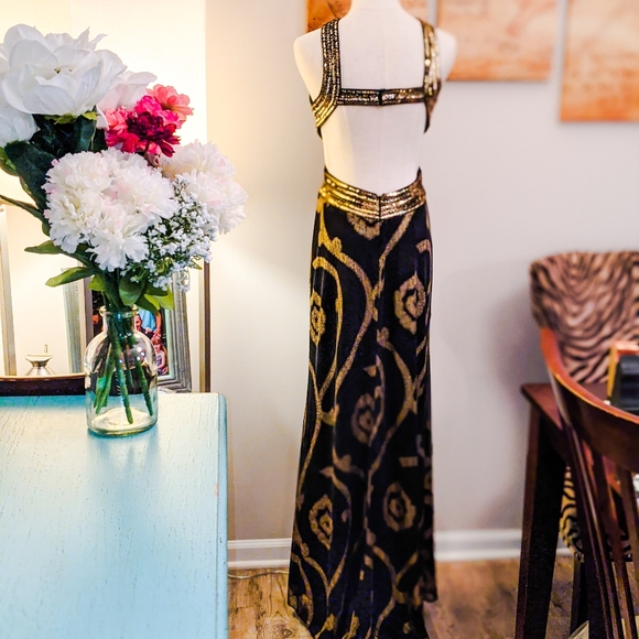 🏷️📉 BETSY & ADAM Beaded Sequined Formal Gown - Picture 2 of 7